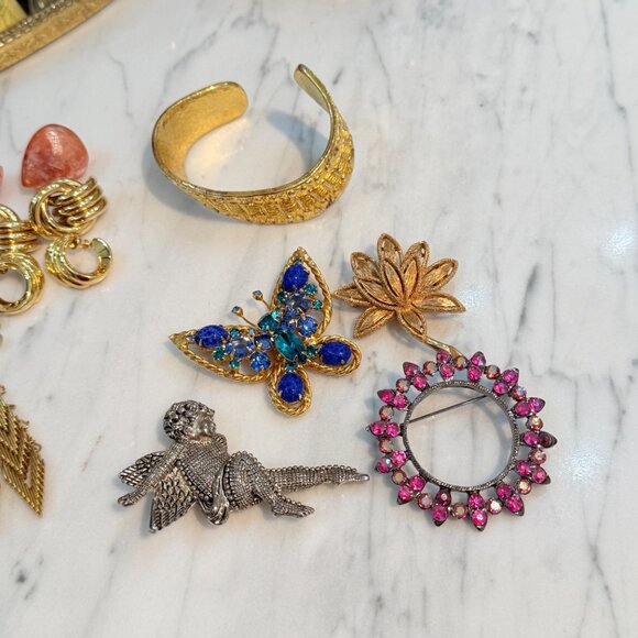 Gobs of Vintage jewelry with Beveled Mirror Vanity/Dresser Tray - Picture 12 of 17